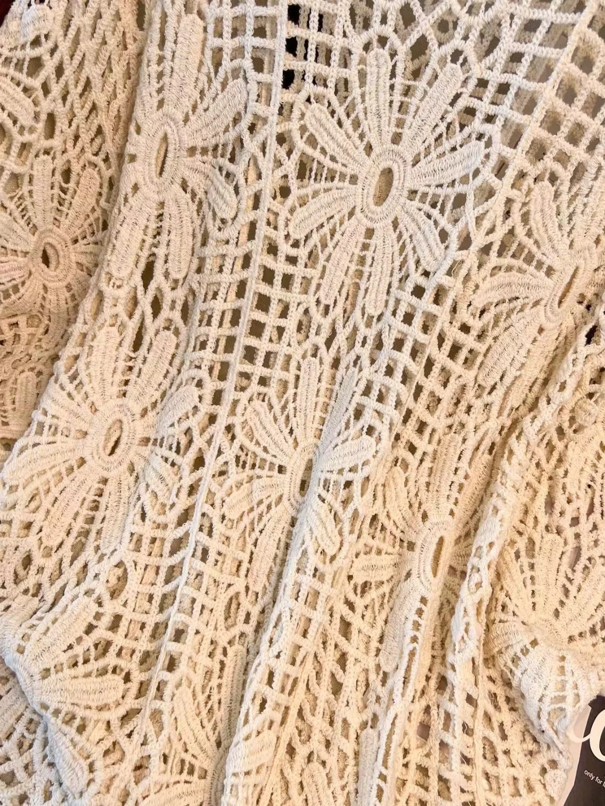 The MAKEMECHIC crochet beach cover-up in beige, close on the openwork stitch